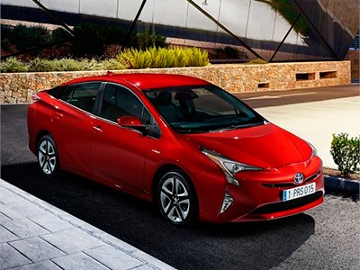 В Японии стартовали продажи гибрида Toyota Prius новой генерации
