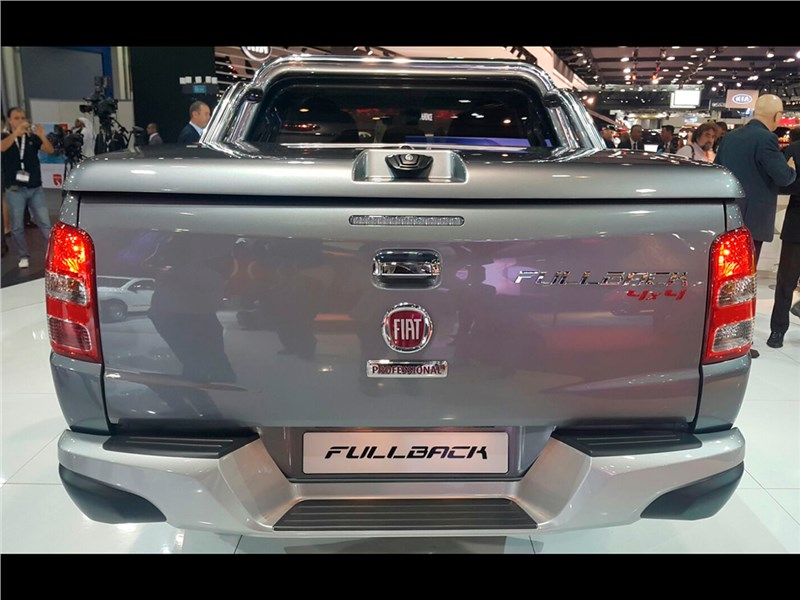 Fiat Fullback 2016 вид сзади