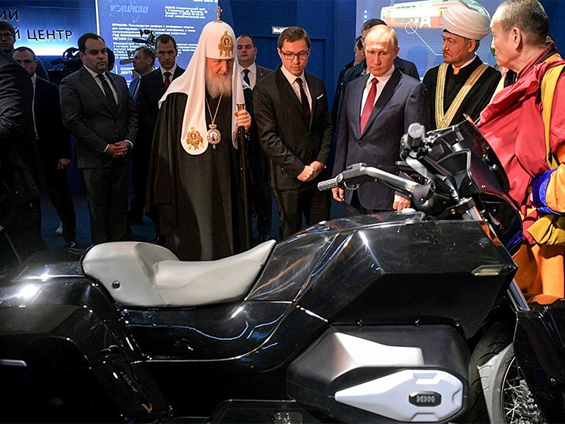 Владимиру Путину представили тяжелый мотоцикл «Иж»