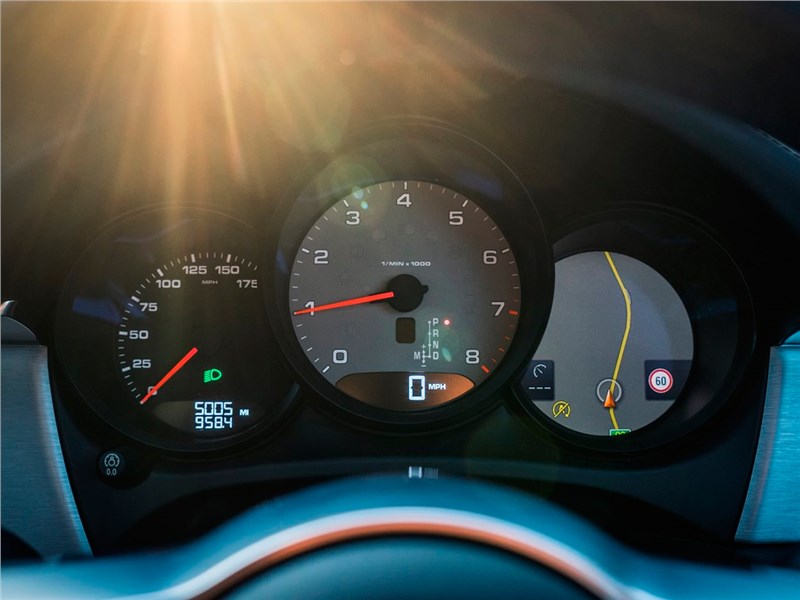 Porsche 911 Carrera S 2016 приборная панель