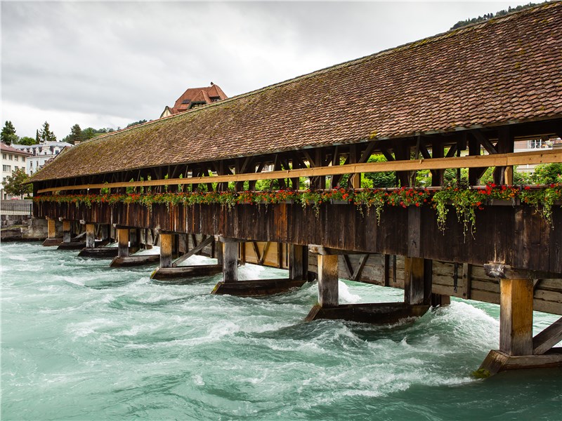 Этот деревянный мост в городке Тун служит людям уже три столетия 