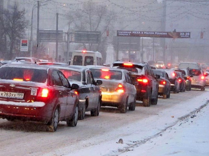 ГИБДД предупреждает: снег парализовал город