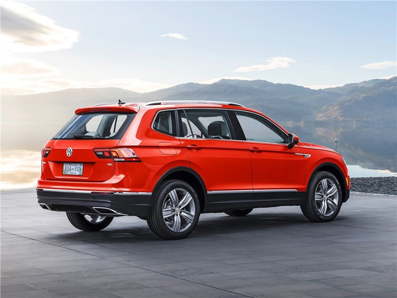 Volkswagen Tiguan Allspace 2018 вид сбоку сзади