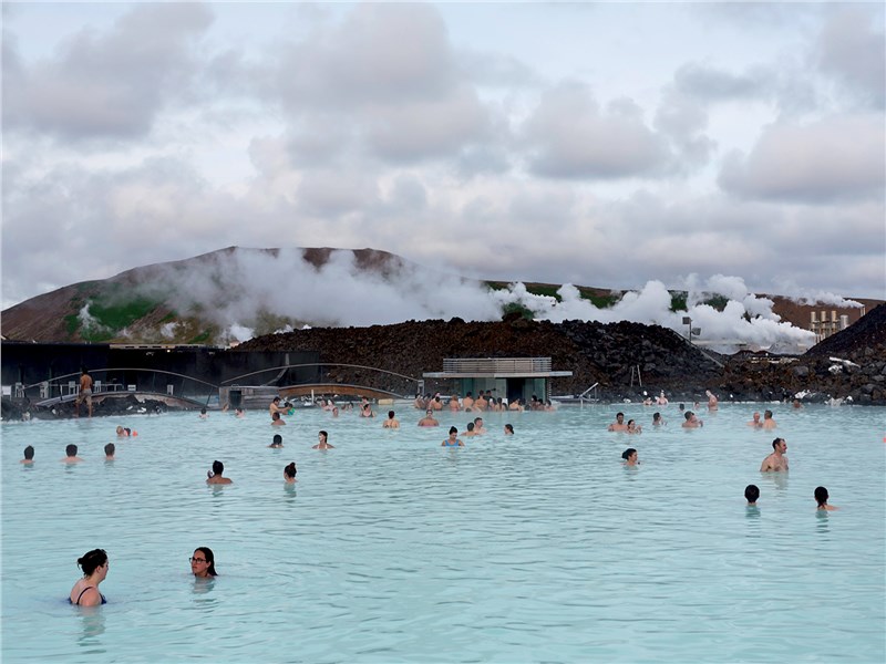 Геотермальный курорт «Голубая лагуна» ежедневно принимает сотни посетителей