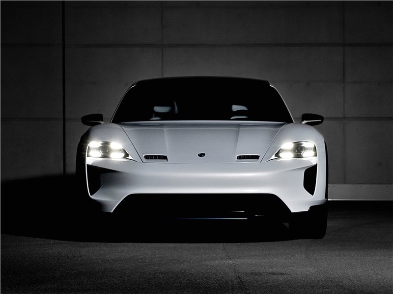 Porsche Mission E Cross Turismo Concept 2018 вид спереди