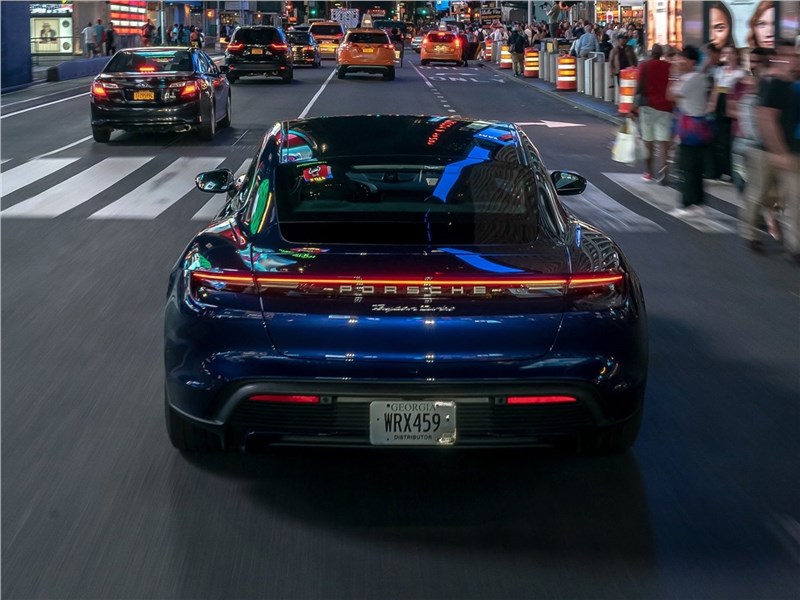 Porsche Taycan 2020 вид сзади