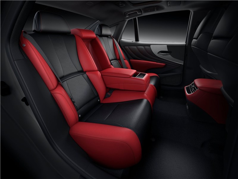 Lexus LS (2021) задний диван