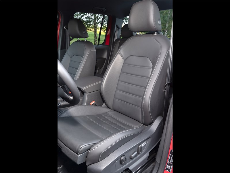 Volkswagen Amarok Aventura (2020) водительское кресло