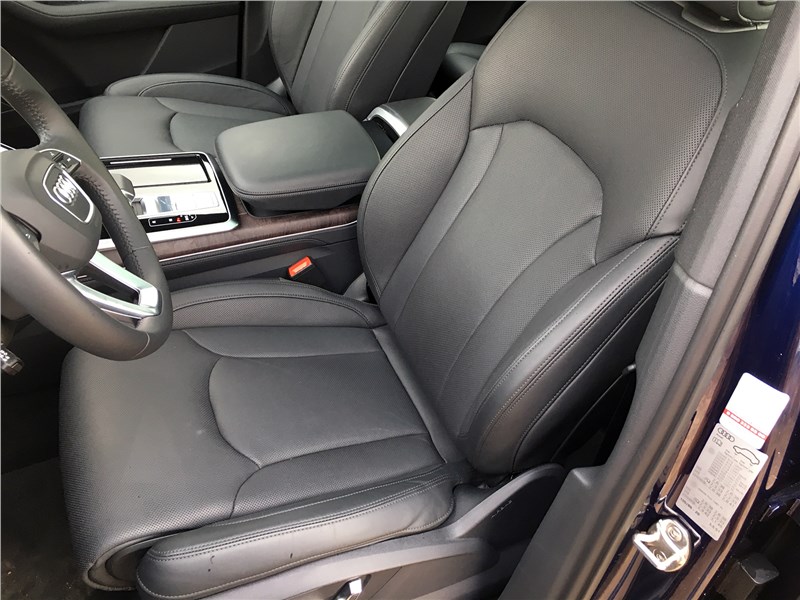 Audi Q7 (2020) передние кресла