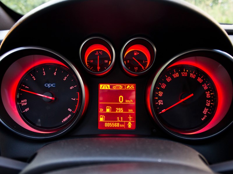 Opel Astra OPC 2013 приборная панель