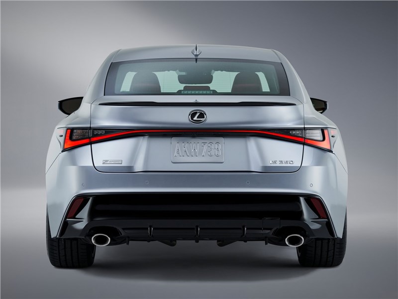 Lexus IS (2021) вид сзади
