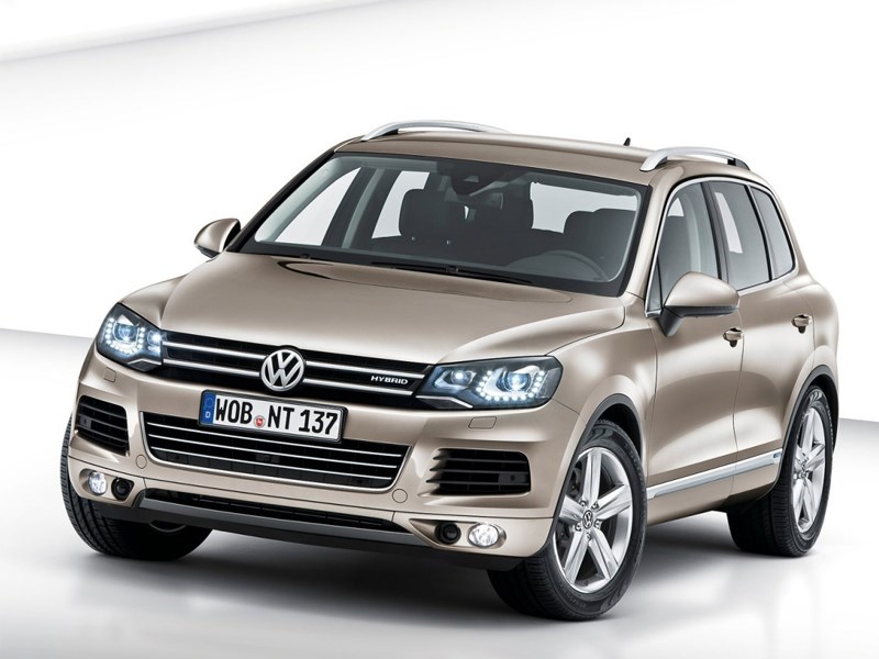 Цена базовой комплектации Volkswagen Touareg в российских салонах снижена