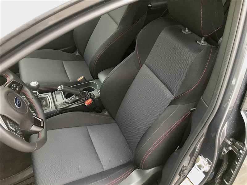 Subaru WRX Sport (2018) передние кресла