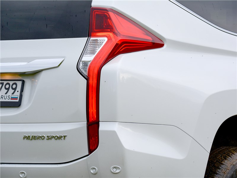 Mitsubishi Pajero Sport (2020) задний фонарь