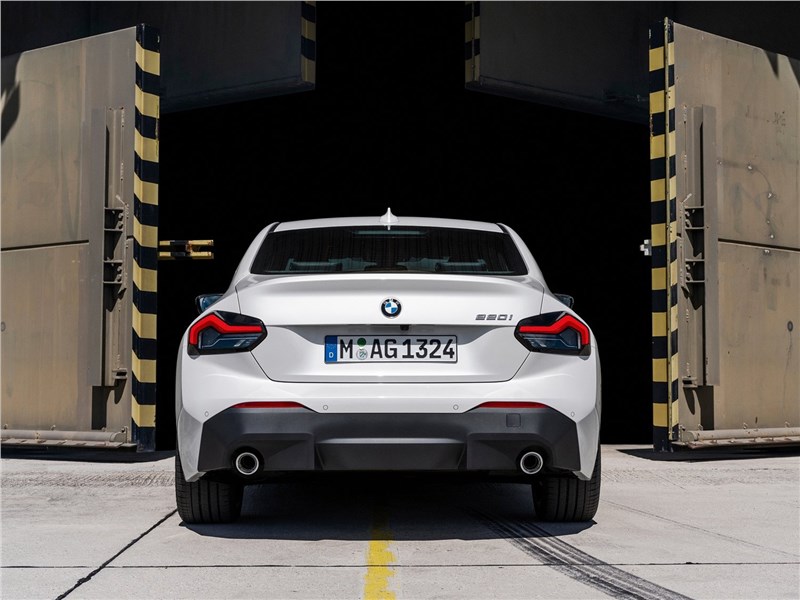 BMW 2-Series Coupe (2022) вид сзади