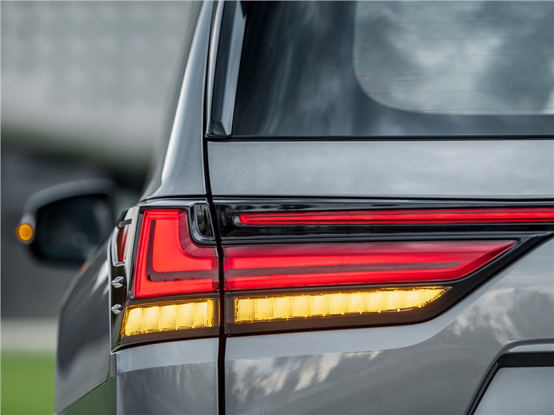 Lexus LX (2022) задний фонарь