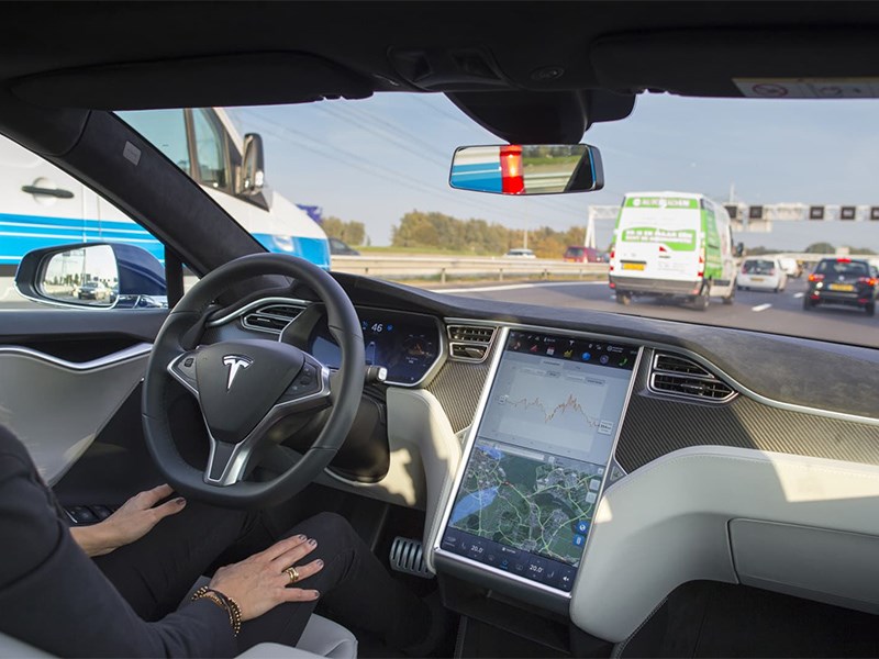 Автопилот Tesla опять всех подводит