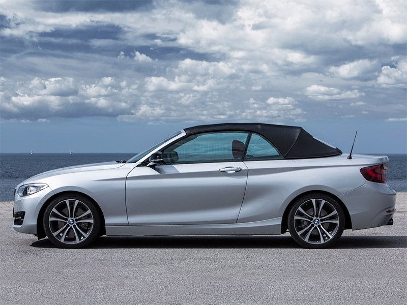 BMW 2 Series Convertible 2014 вид сбоку фото 3