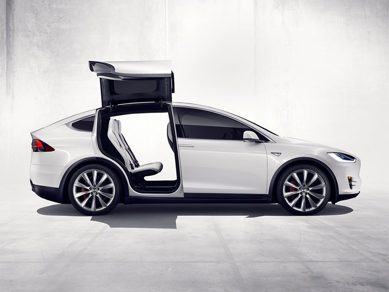 Tesla Model X 2017 вид сбоку