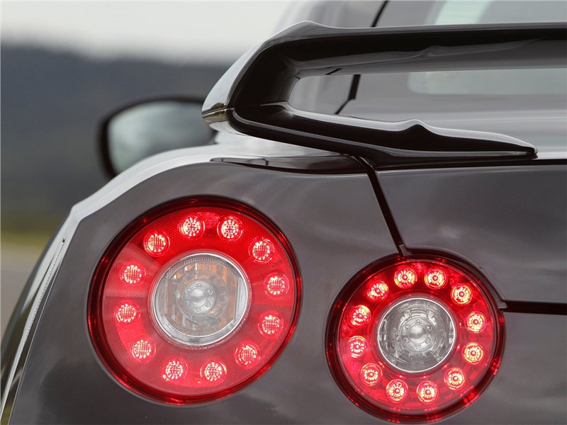 Nissan GT-R 2011 задние фонари