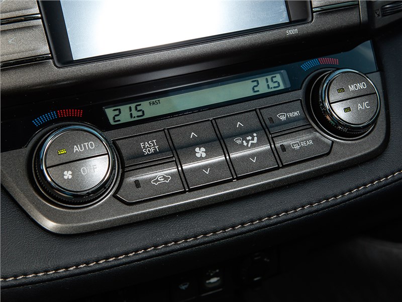 Toyota RAV4 2013 управление климатом и магнитолой