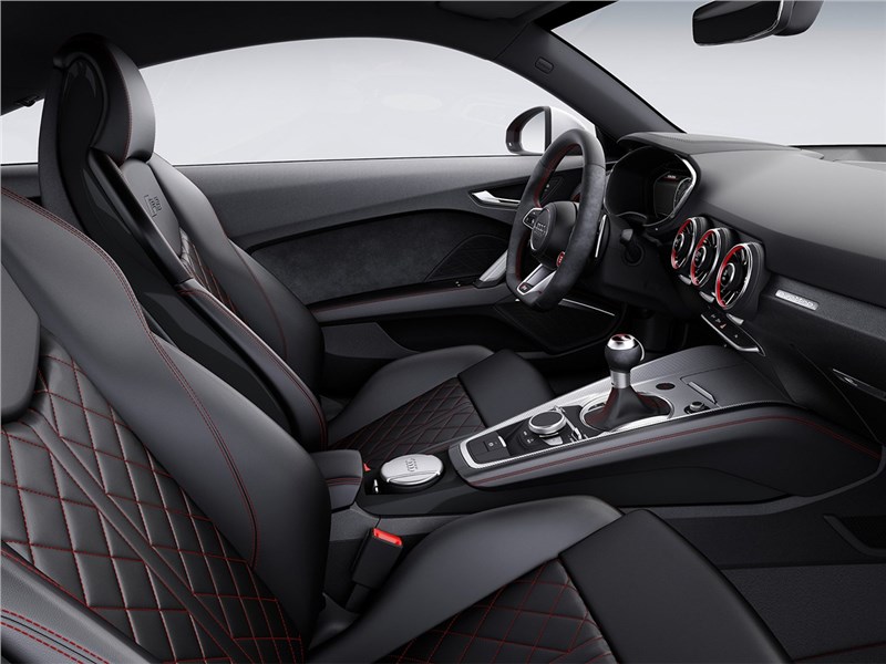 Audi TT RS Coupe 2017 передние кресла