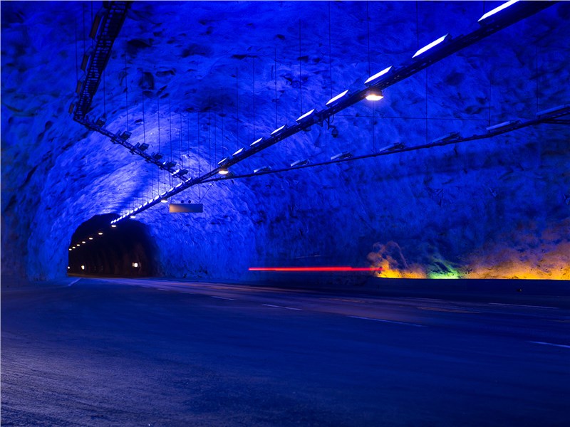 Даже в 25-километровом туннеле есть живописные места