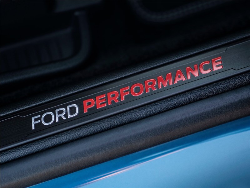 Ford Edge ST 2019 шильдик