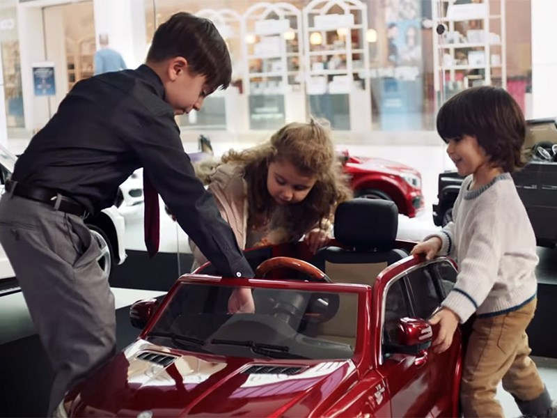 Mercedes открыл специальный автосалон для детей