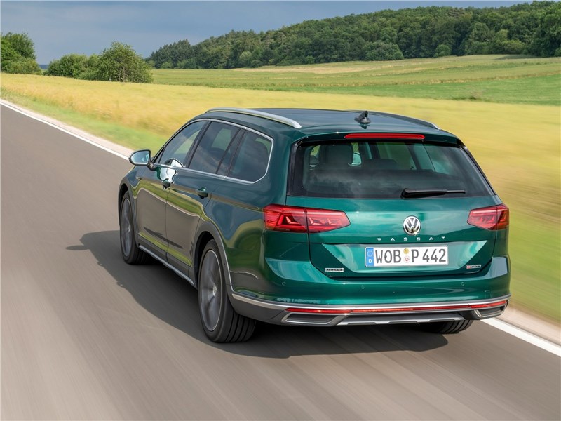 Volkswagen Passat Alltrack 2020 вид сзади