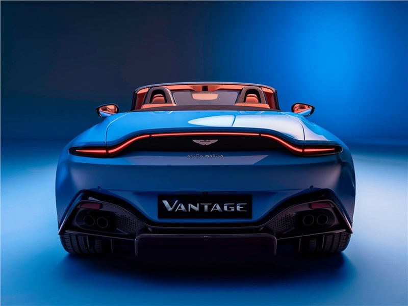 Aston Martin Vantage Roadster 2021 вид сзади