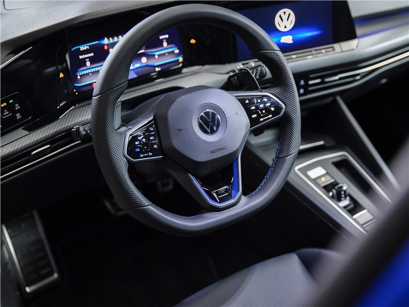 Volkswagen Golf R (2021) водительское место