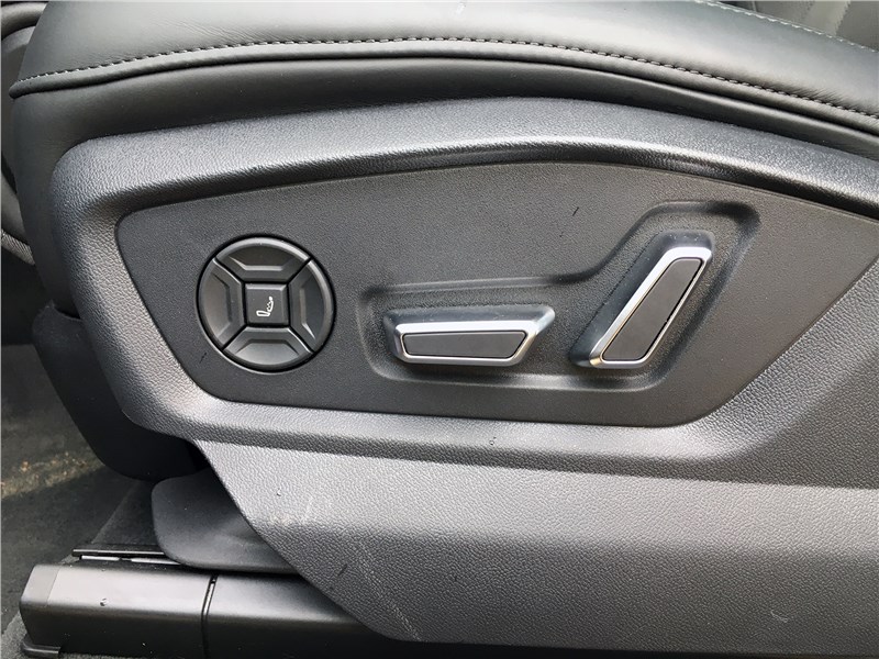 Audi Q7 (2020) передние кресла