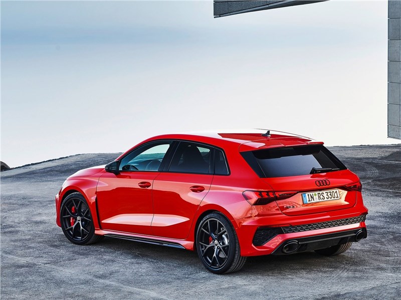 Audi RS3 (2022) вид сзади