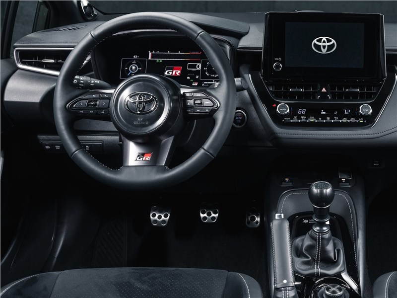 Toyota GR Corolla (2023) салон