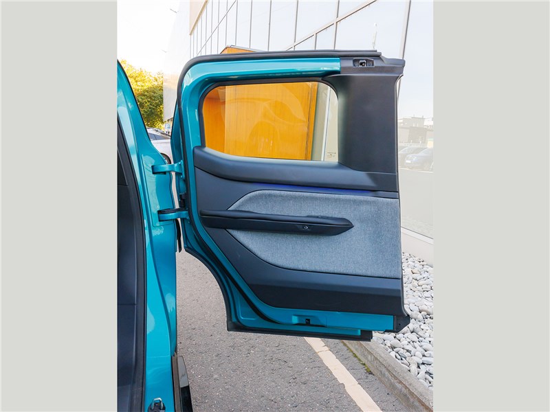 Атом 01 (2026) задняя дверь