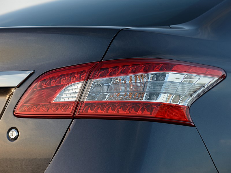 Nissan Sentra 2013 задний фонарь