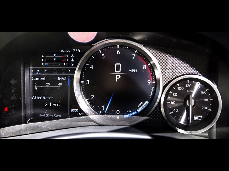 Lexus GS F 2016 приборная панель