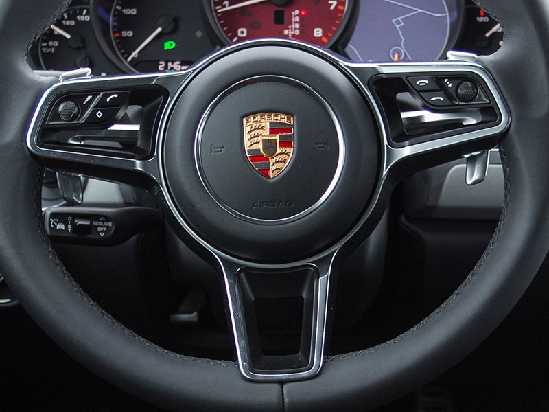 Porsche Cayenne GTS 2015 кнопки управления на руле