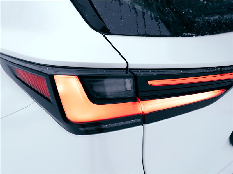 Lexus NX (2022) задний фонарь