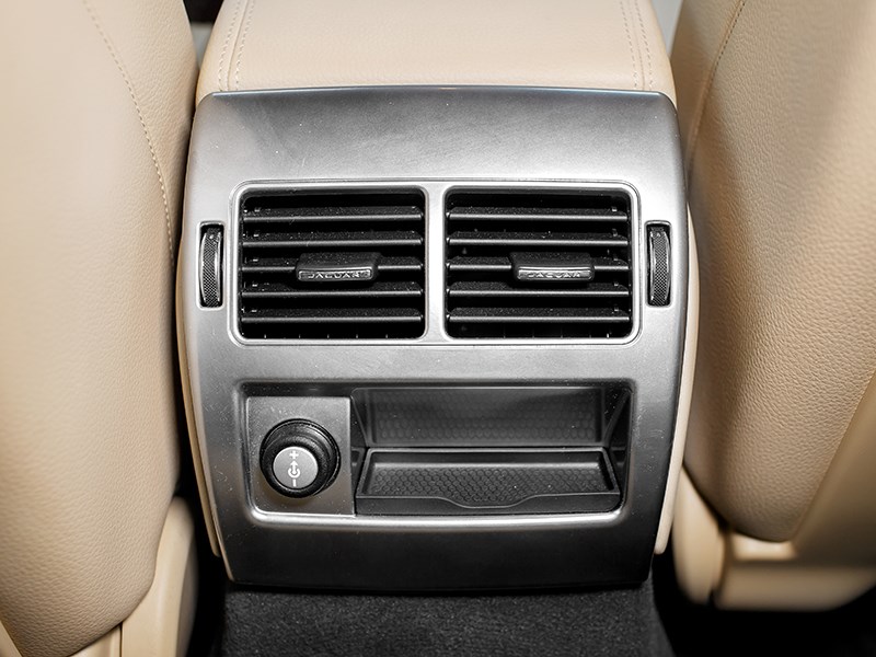 Jaguar XF 2011 климат для задних пассажиров