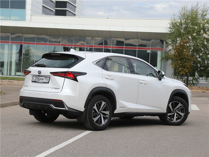 Lexus NX 2018 NX 300H вид сбоку