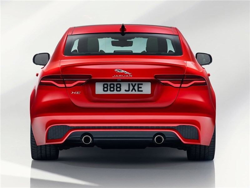 Jaguar XE 2020 вид сзади