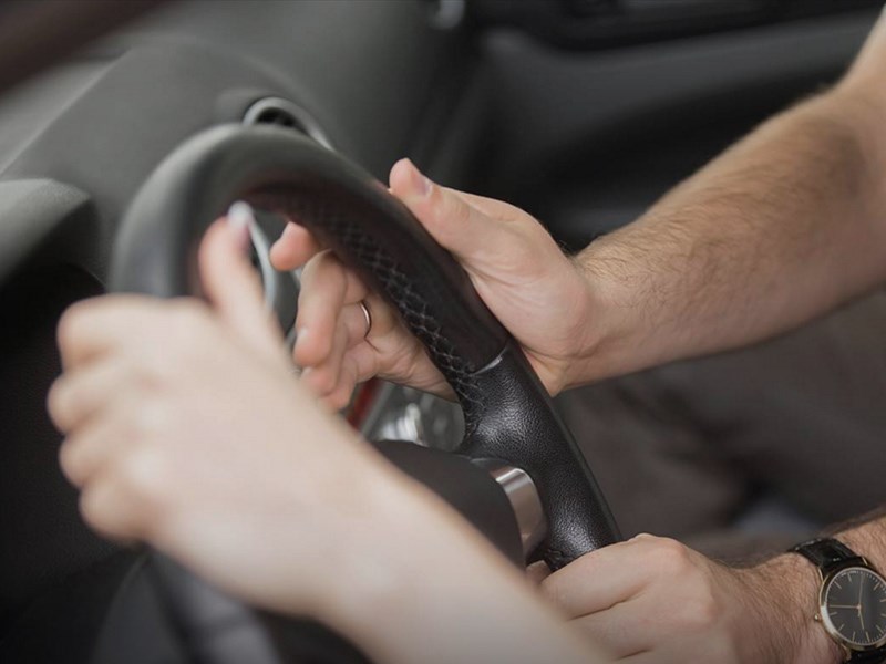 Ученые выявили идеальное положение рук на руле