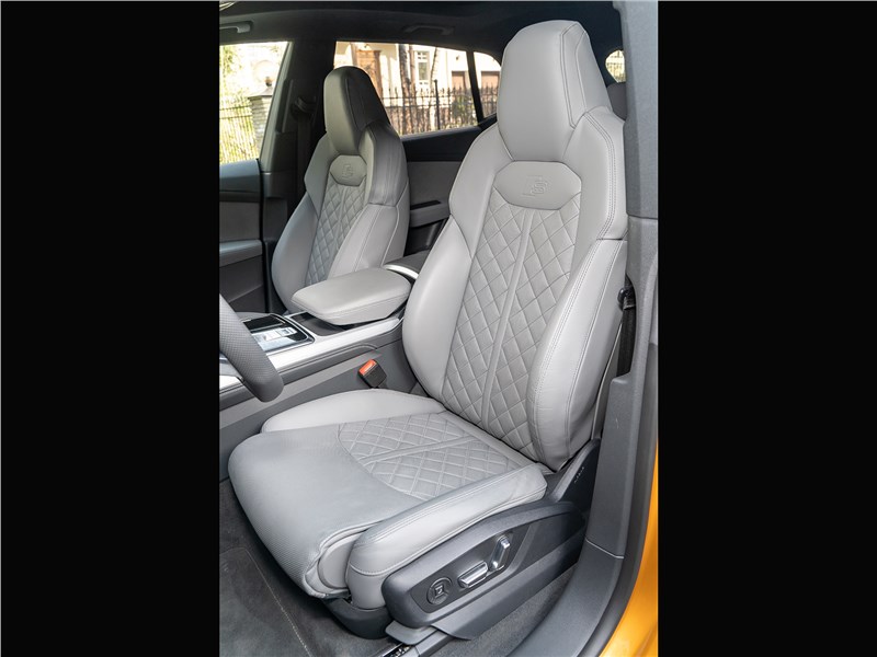 Audi Q8 2019 передние сиденья
