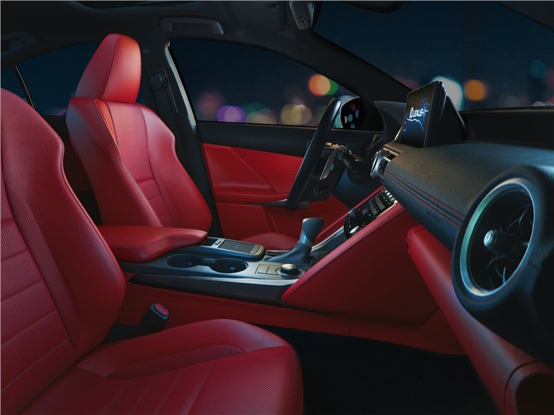 Lexus IS (2021) передние кресла
