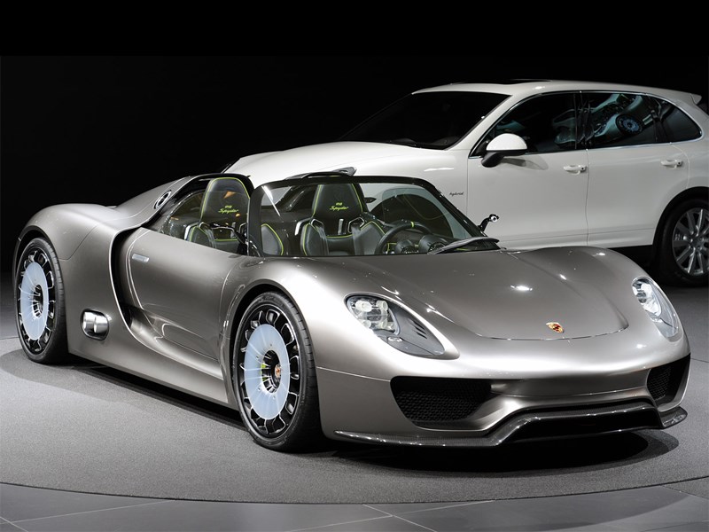 Porsche представил серийную версию 918 Spyder со сверхмощным гибридным двигателем