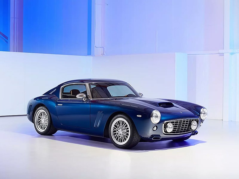 Самый известный рестомод Ferrari 250 SWB вышел на тесты