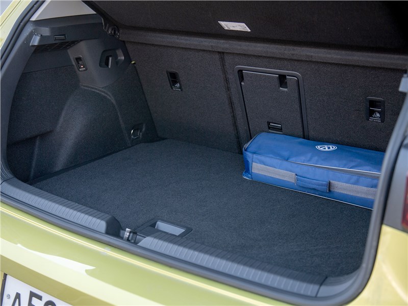 Volkswagen Golf (2020) багажное отделение