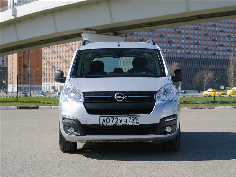 Opel Combo Life (2021) вид спереди